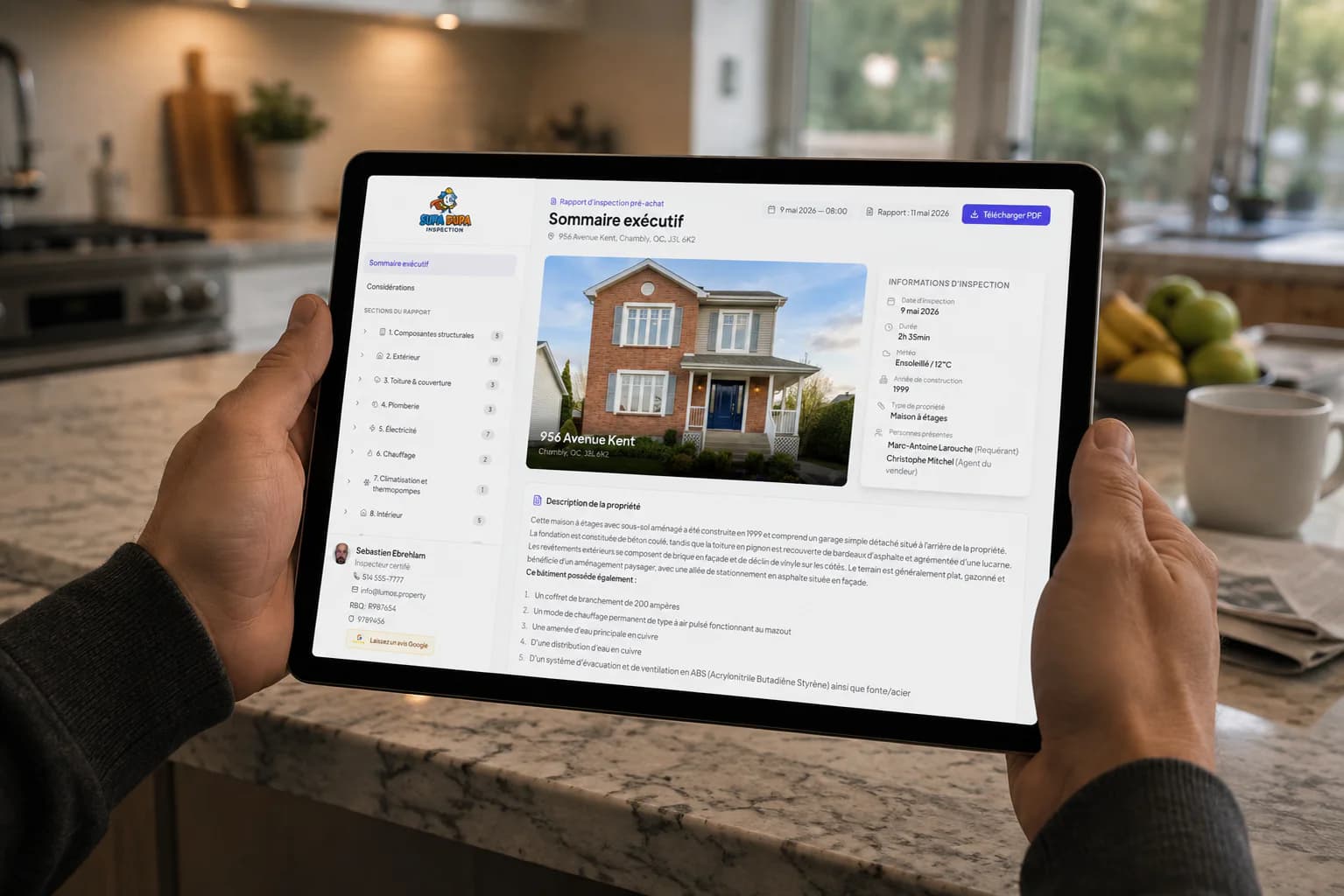 Une personne consulte son rapport d’inspection sur une tablette, au comptoir de sa cuisine : sommaire exécutif avec la photo de la maison, informations d’inspection et sections du rapport.